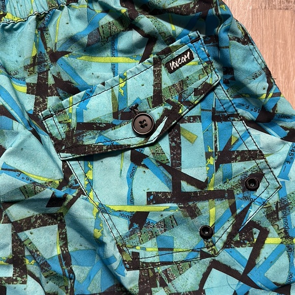 Men’s Large Volcom Swim Shorts with Pockets - Picture 3 of 4